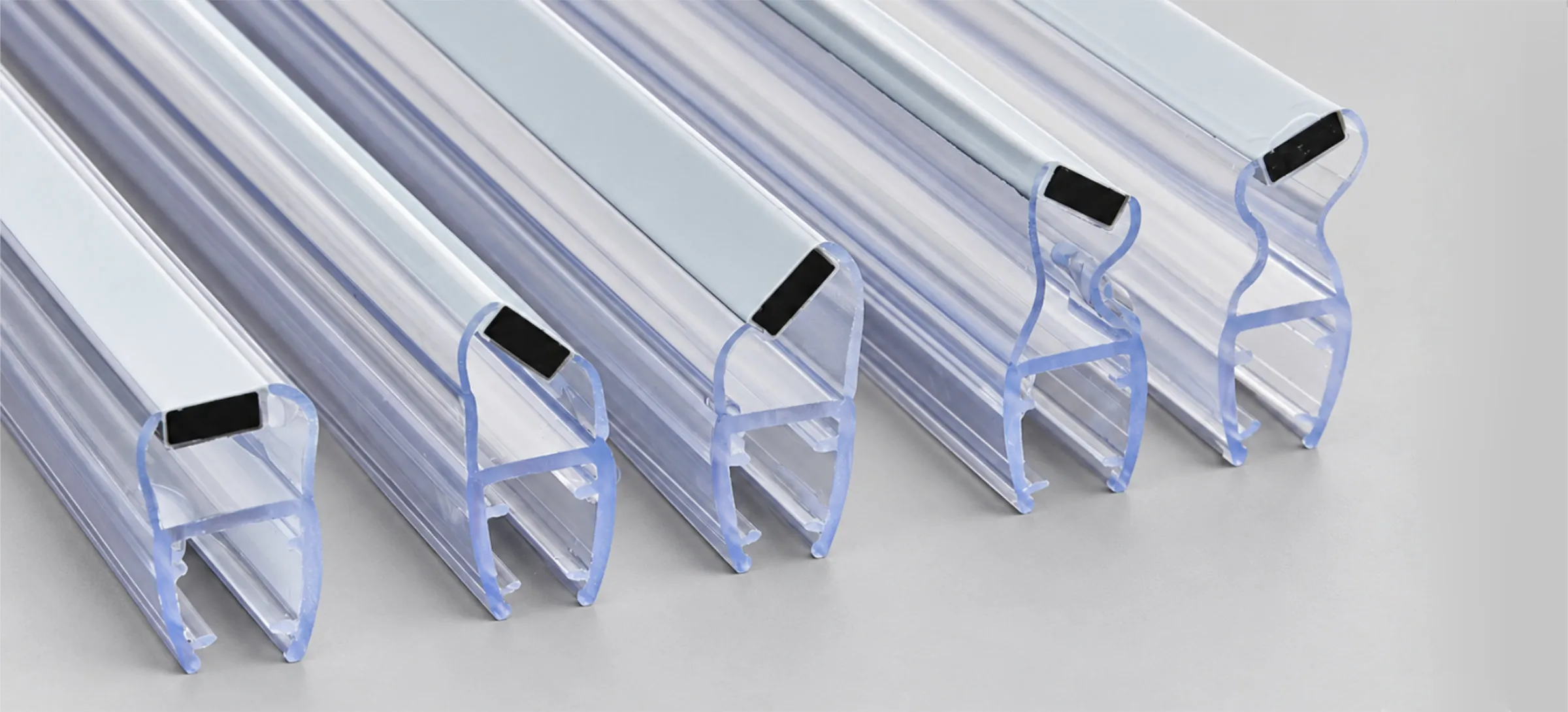 Clear sealing profiles with magnetic strips