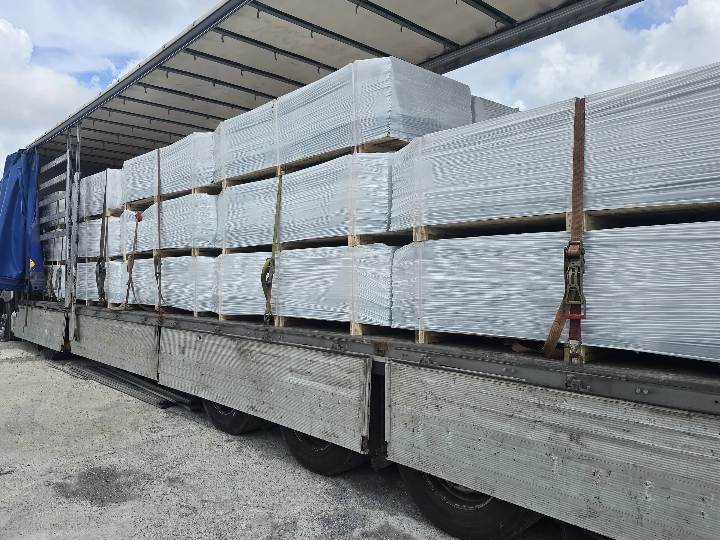 Wrapped and strapped bundles on a lorry